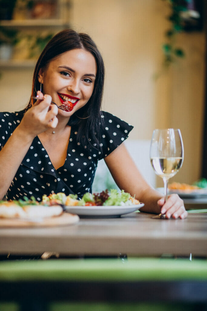 Young woman eating salad in a cafe